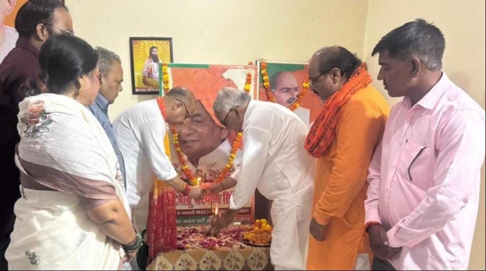 भाजपा कार्यालय पर पूर्व मुख्यमंत्री को श्रद्धांजलि देते जिलाध्यक्ष अकबाल बहादुर तिवारी व अन्य। 