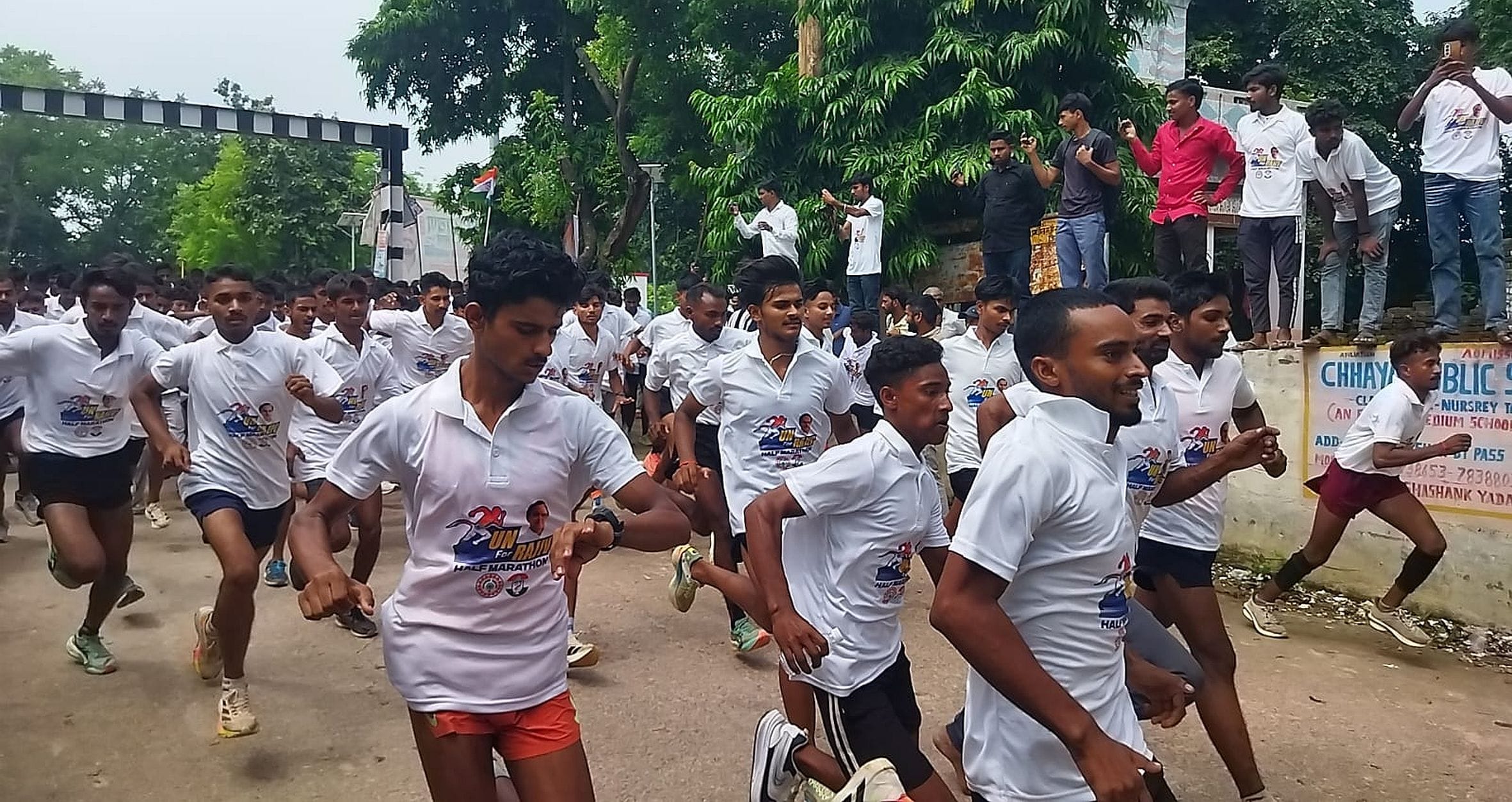 भालेसुल्तान शहीद स्मारक की मैराथन दौड़ प्रतियोगिता में दमखम लगाते प्रतिभागी।-संवाद