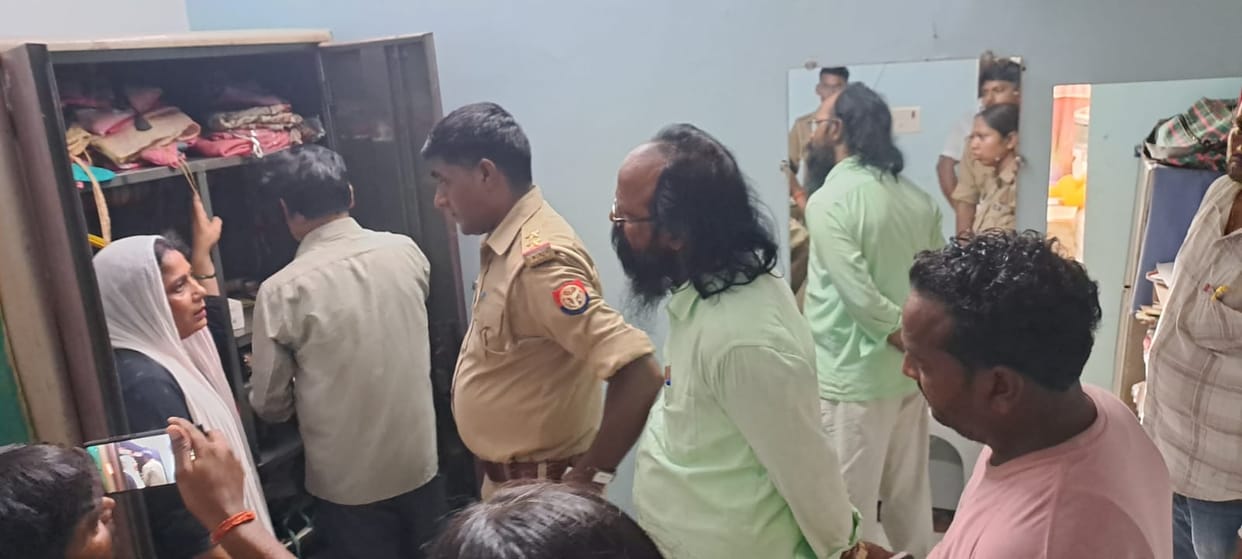 Miscreants rendered a woman unconscious and made off with jewelry and cash.Miscreants rendered a woman unconscious and made off with jewelry and cash.