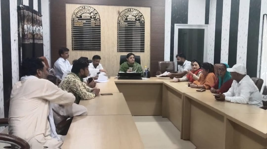 भूना।नगर पालिका हाउस की मीटिंग में प्रस्ताव पारित करते हुए चेयरपर्सन अर्पणा पंकज पसरीजा। स्वयं