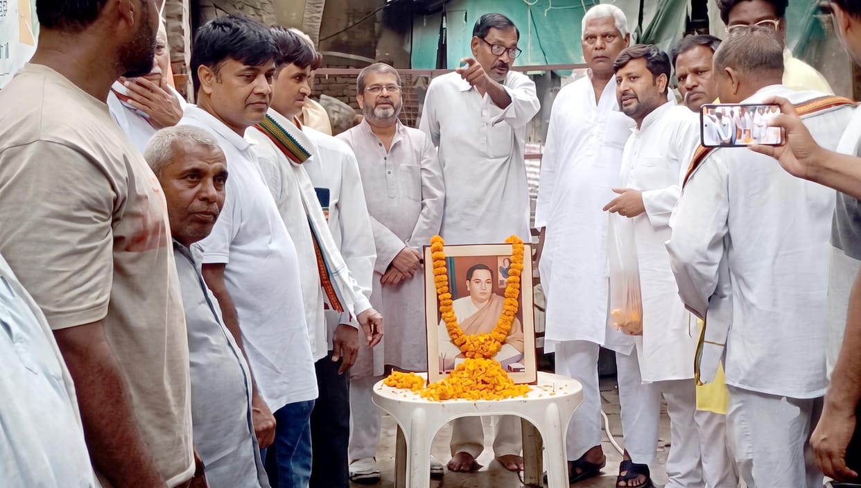 Fruits distributed among patients in memory of Rajiv Gandhi