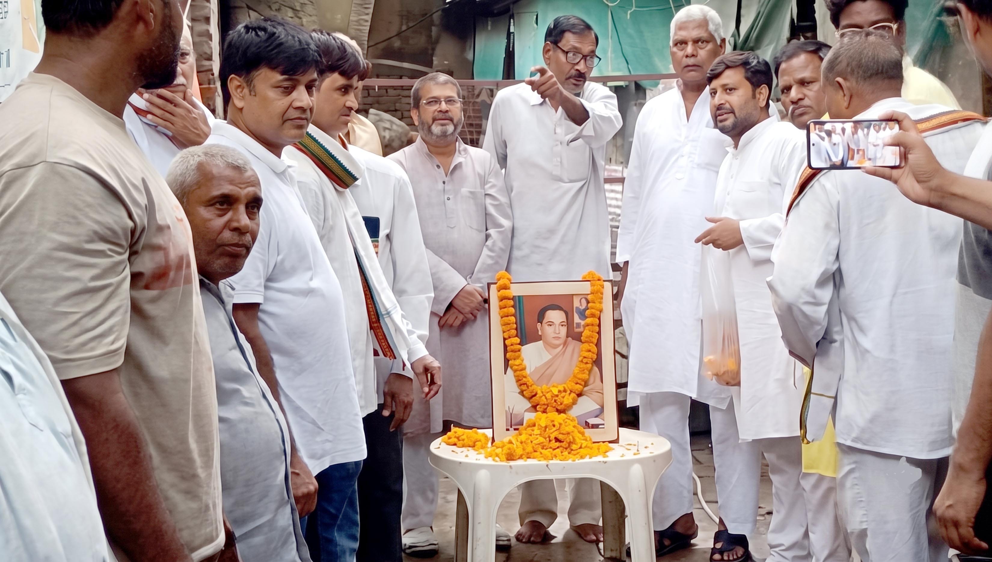 भारत रत्न राजीव गांधी की जयंती पर उन्हें श्रद्धंजलि अर्पित करते कांग्रेसजन। स्रोत- कांग्रेस
