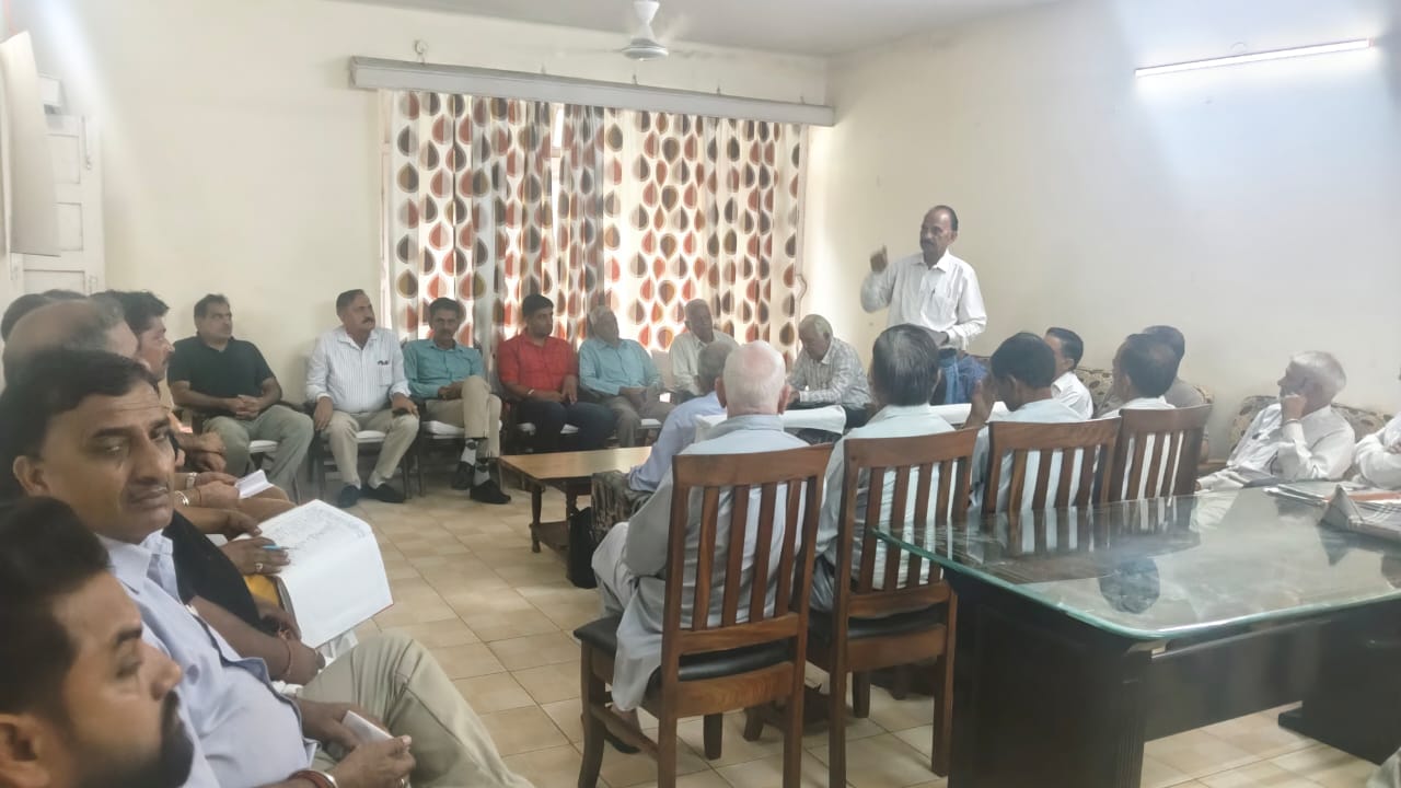 भराड़ी में आयोजित अजमेरपुर ग्रीष्मोत्सव मेला कमेटी की बैठक में मौजूद सदस्य। स्रोत: कमेटी