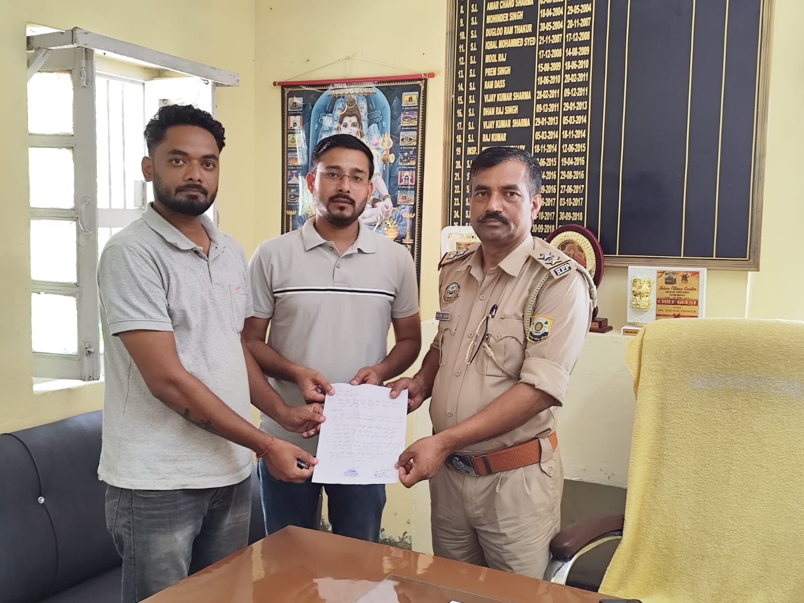 भराड़ी थाना प्रभारी को ज्ञापन सौंपते उप प्रधान व ग्रामीण। स्रोत: जागरूक पाठक