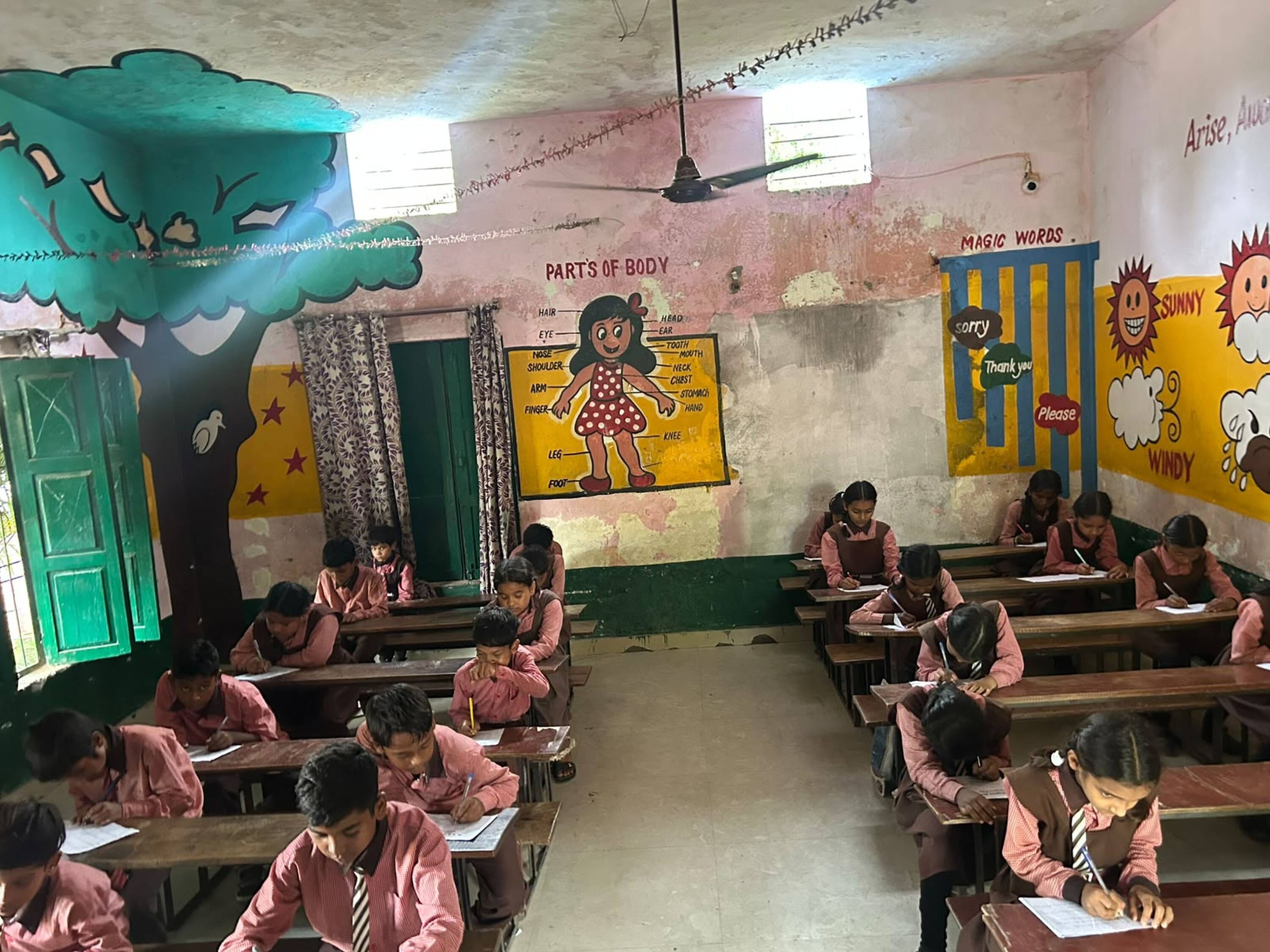 भदैंया के मॉडल प्राइमरी स्कूल भरसारे में परीक्षा देते बच्चे। स्रोत- विद्यालय