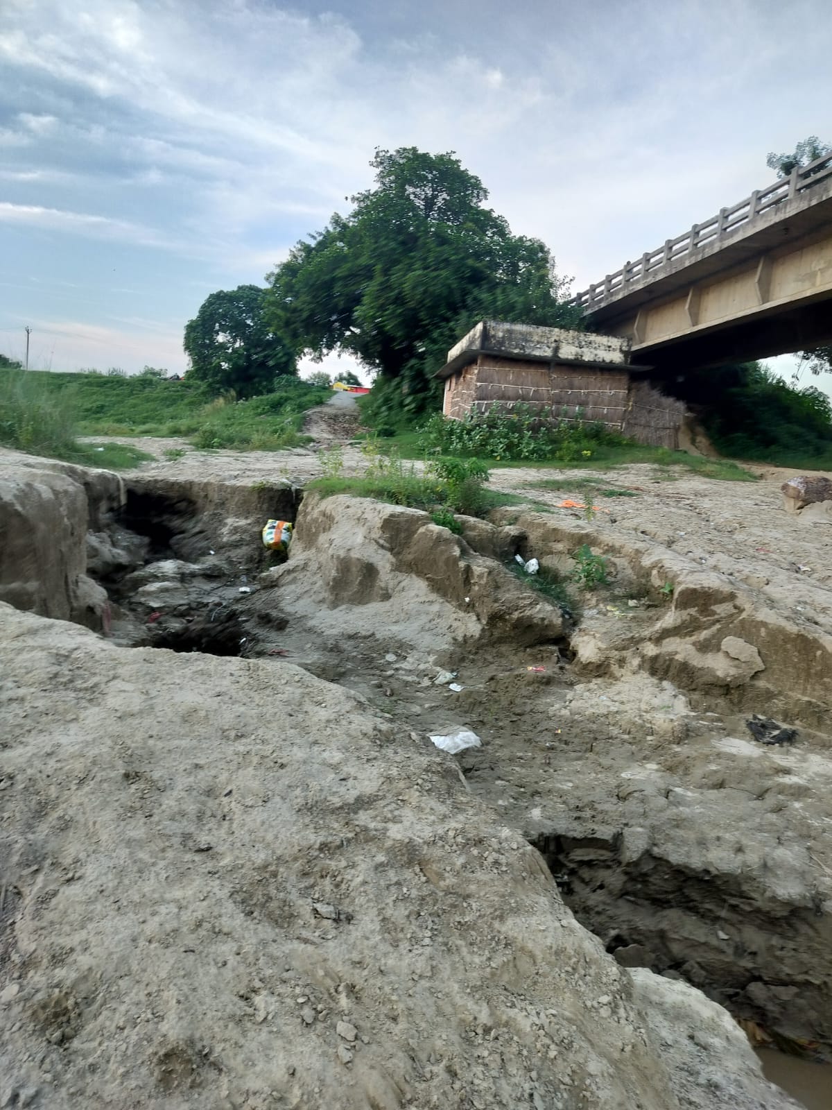 Rigauli Dam weakened; a population of over 50,000 across 24 villages at risk of flooding.