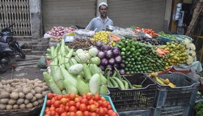बुलंदशहर रोड पर ठेले पर लगी सब्जी की दुकान। संवाद