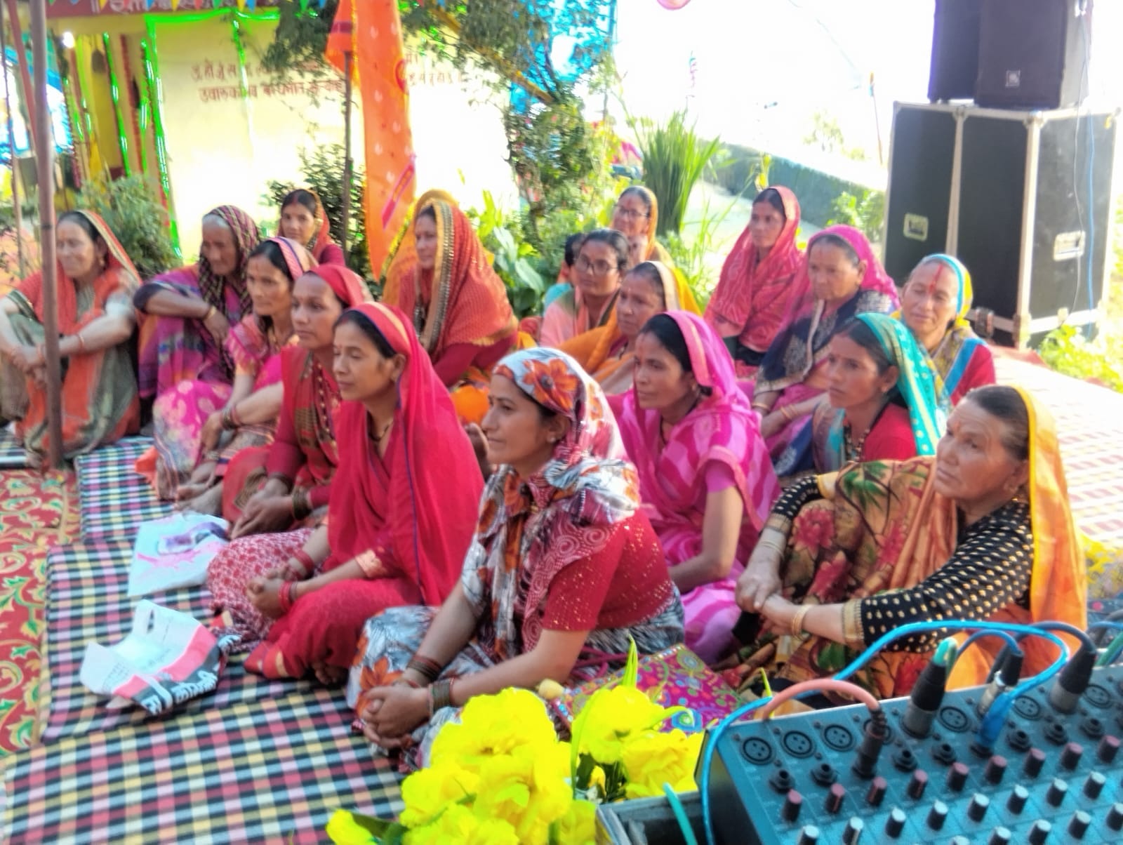 बिनसर महादेव मंदिर में कथा सुनते श्रद्धालु।
