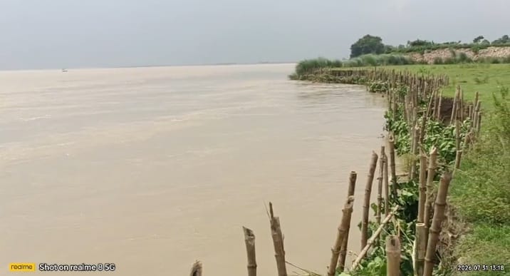 Saryu rises 90 cm above the danger mark; five hamlets surrounded by water.