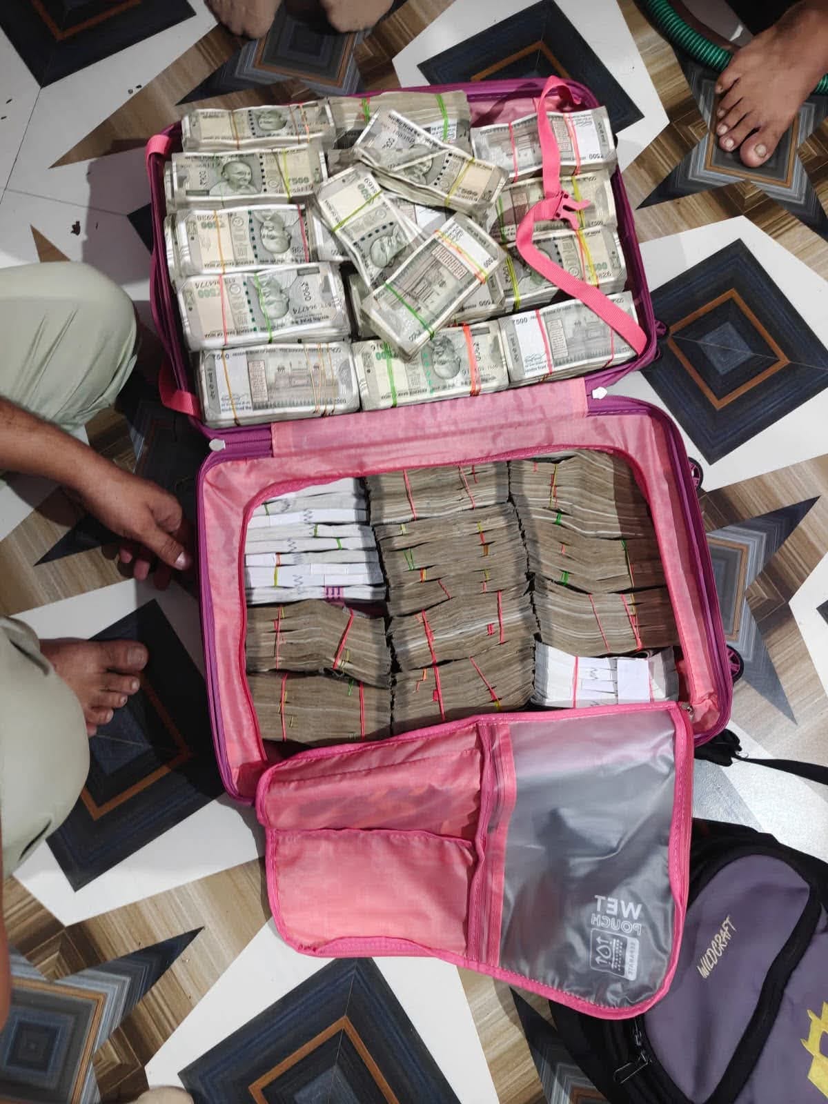 बरामद नोटो की गड्डियां
