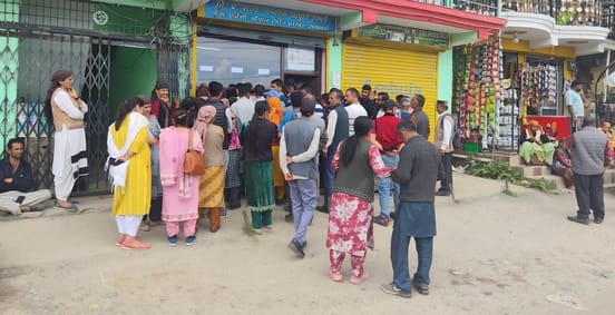 चौपाल में रसोई गैस के लिए लाइनों में खड़े लोग