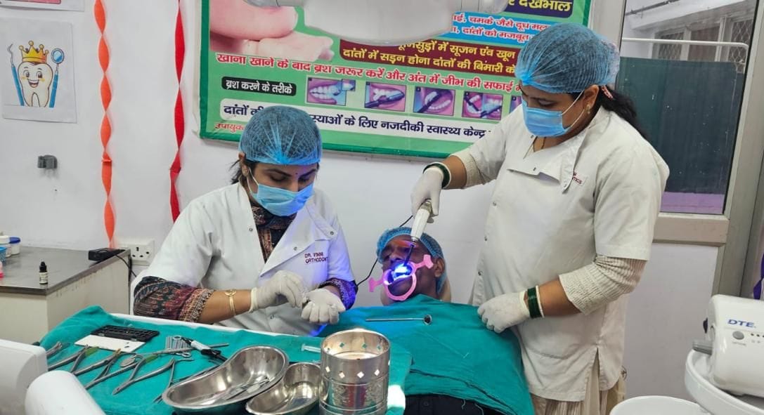 चौधरी बंसीलाल नागरिक अस्पताल में मरीज के दांतों की जांच करते चिकित्सक।