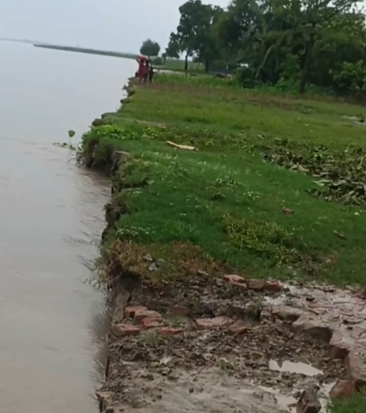 डुड़की गांव में कटान करती घाघरा नदी।