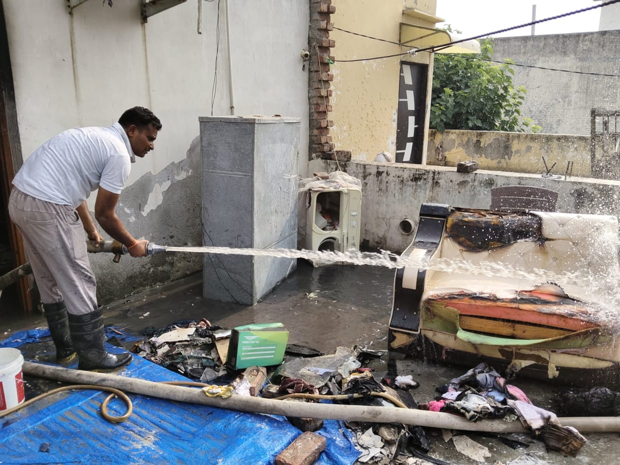 Massive fire breaks out in house due to AC short circuit; household goods worth lakhs reduced to ashes.