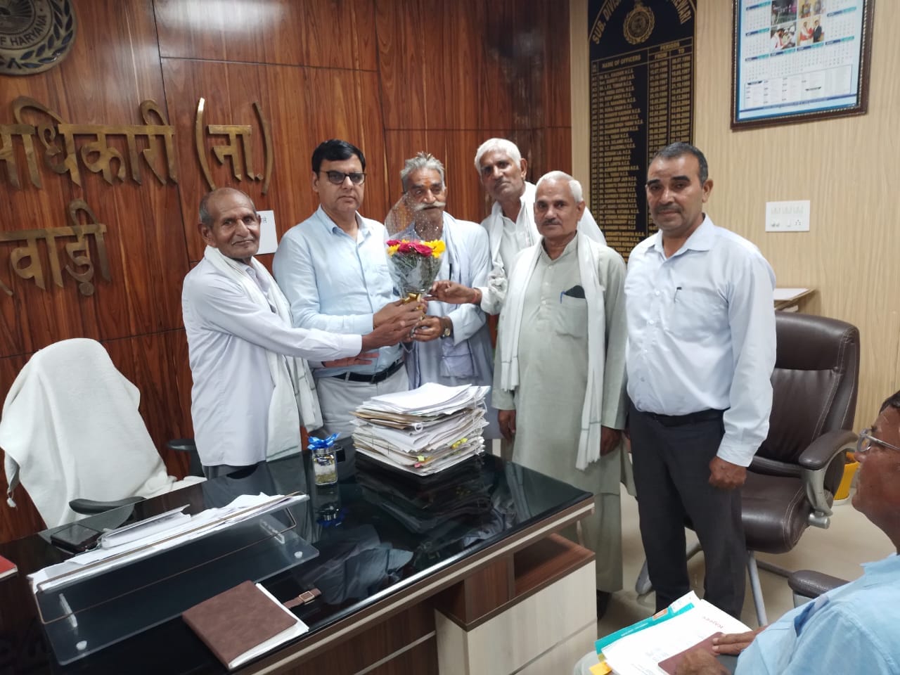 एसडीएम का सम्मान करते एसोसिएशन के पदाधिकारी। स्त्रोत: एसोसिएशन