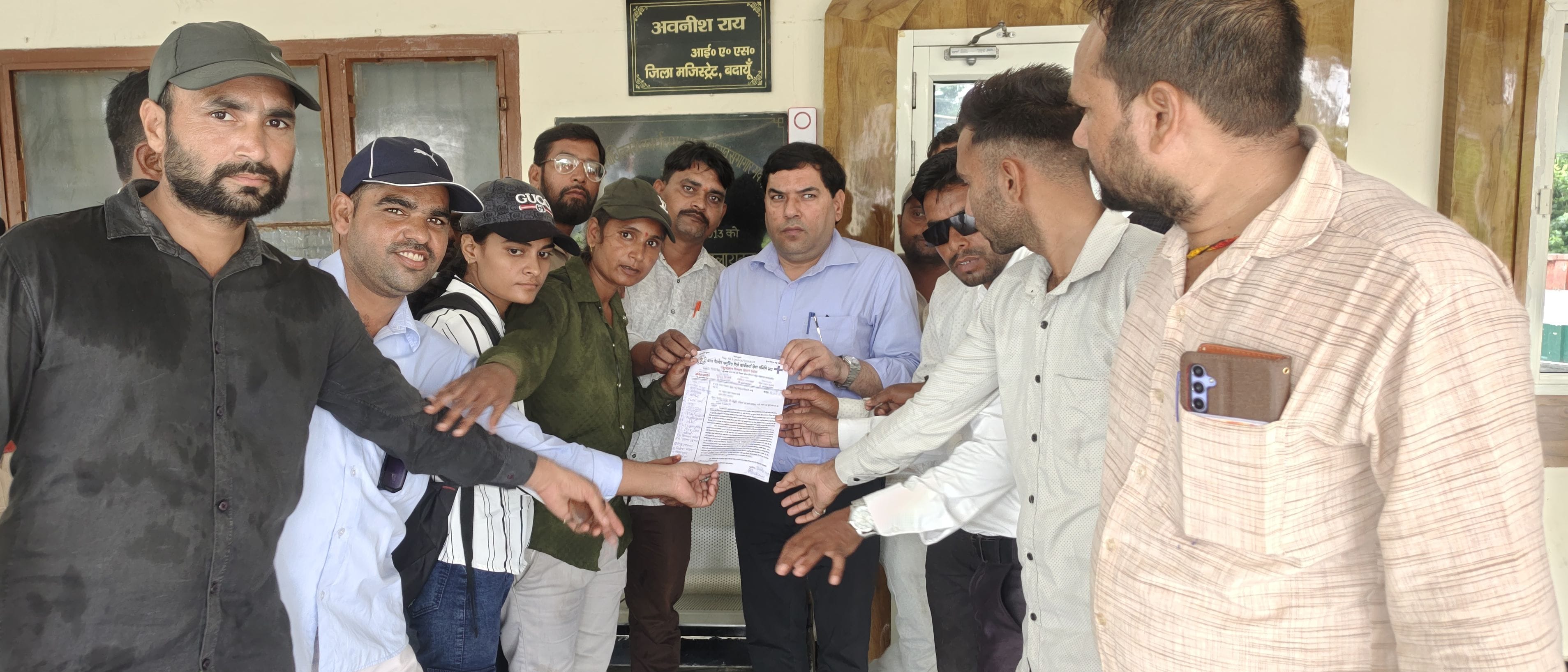 एसडीएम न्यायिक को ज्ञापन देते पैरावेट, पशुमित्र। संवाद