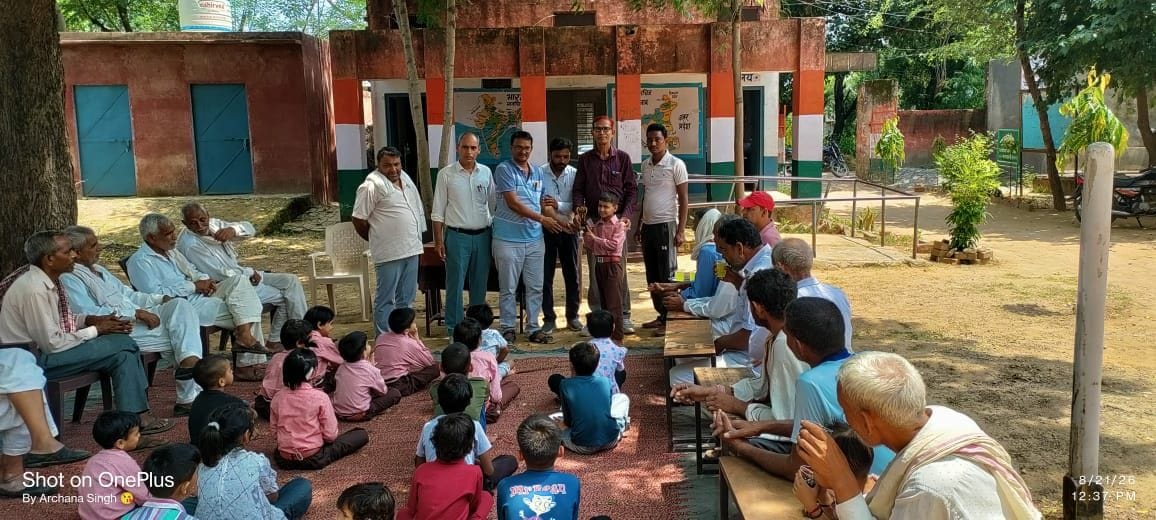 फोटो 05 टीना को मोमेंटो देते मुख्य अतिथि व स्टाफ सदस्य। स्रोत: स्कूल
