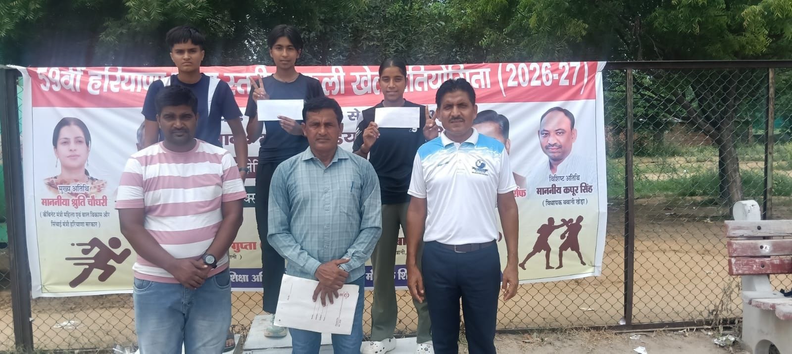 फोटो 07 स्वर्ण पदक विजेता कोमल को पुरस्कृत करते आयोजक। स्रोत: स्कूल