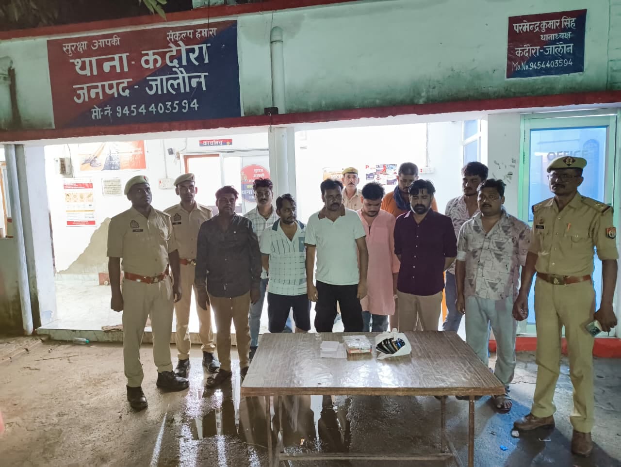 फोटो - 09 पुलिस गिरफ्त में आरोपी जुआरी। पुलिस