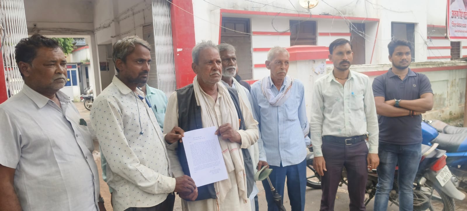 फोटो 10- कोतवाली नगर के बाहर तहरीर लेकर खड़े छात्रों के परिजन। संवाद