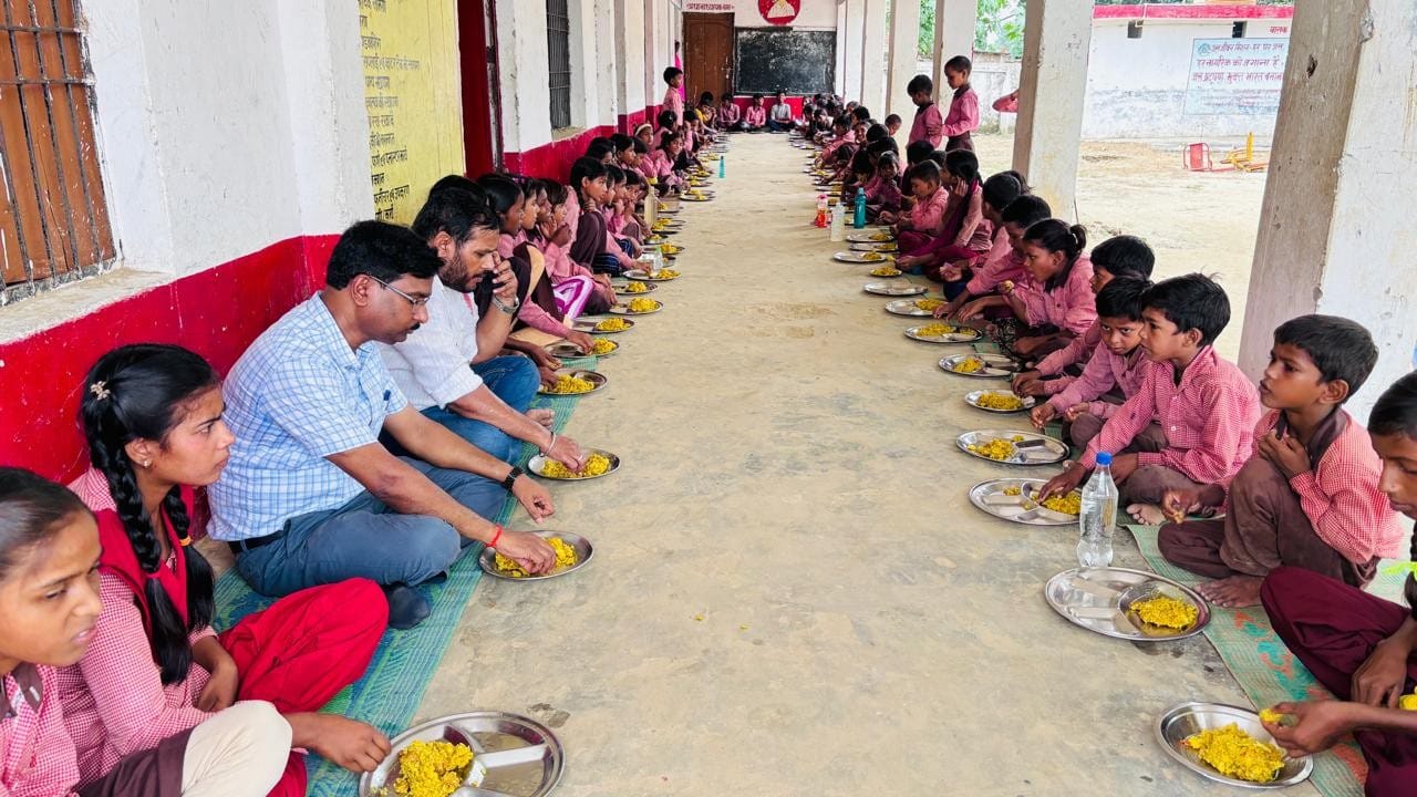 फोटो-18-बलरामपुर के पचपेड़वा में विद्यार्थियों के साथ भोजन करते बीईओ ।-स्रोत : विभाग