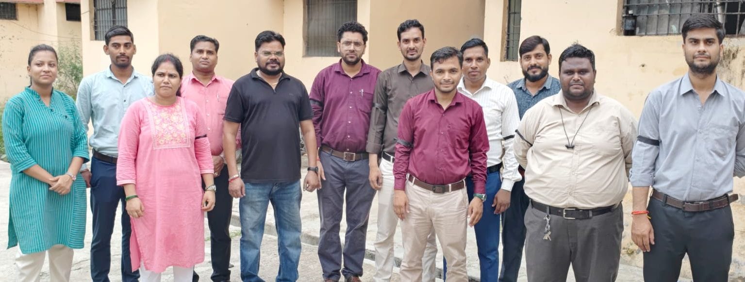 फोटो 20 - सहावर तहसील में काली पट्टी बांधकर विरोध प्रदर्शन करते लेखपाल। स्रोत : संगठन