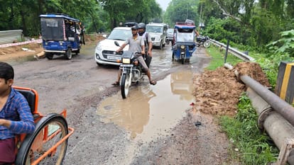 फोटो 21 सीकेटीपी 11 मंदाकिनी नदी पुल पर खतरनाक गड्ढा। संवाद