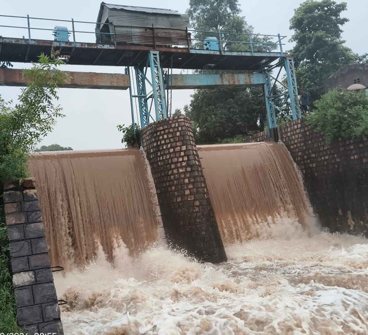 Record-breaking water levels in dams; Rasin gates opened.