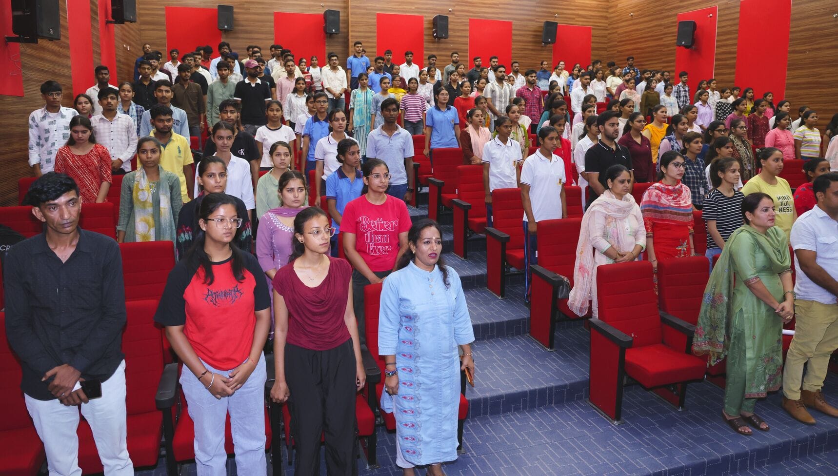 फोटो 21जेएनडी17-सीआरएसयू में आयोजित कार्यक्रम में मौजूद विद्यार्थी और अन्य। स्रोत विवि