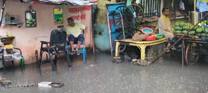 फोटो-24-बारिश के चलते बस स्टैंड के बाहर सड़क पर हुआ जलभराव।