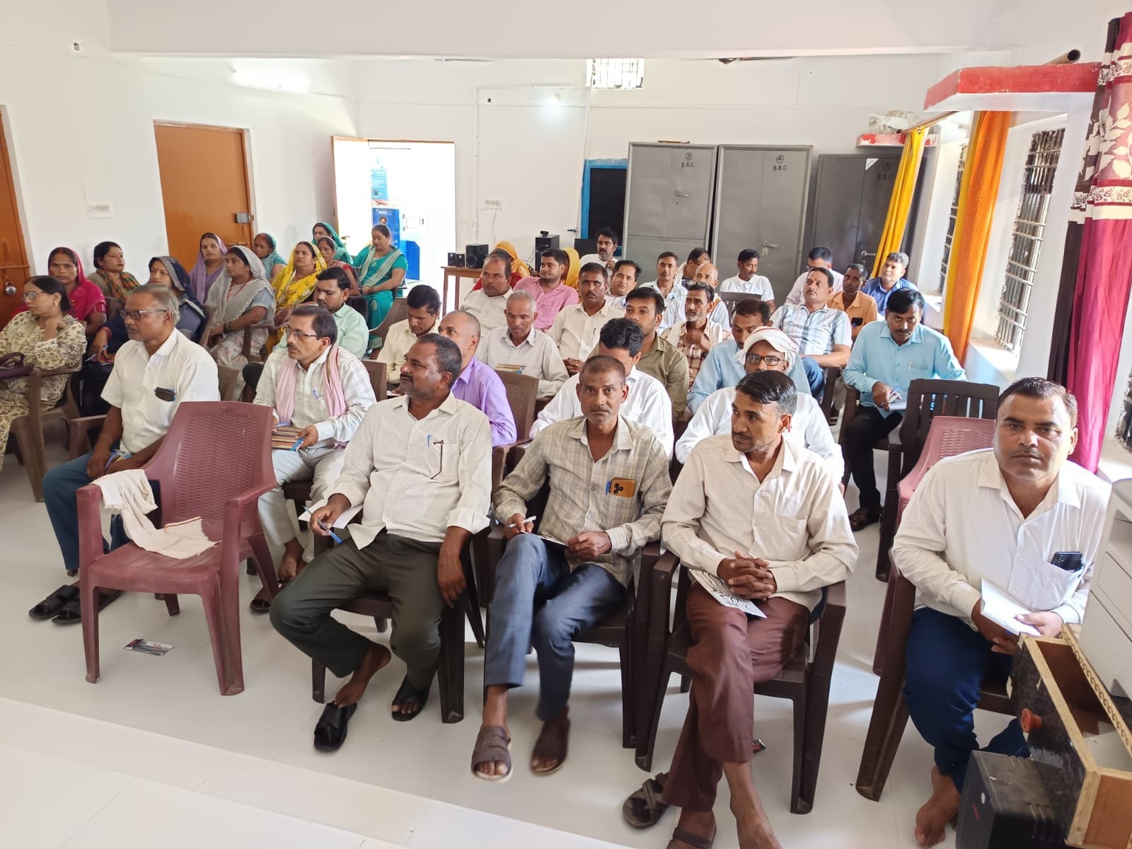 फोटो-25-बलरामपुर में बीआरसी हरैया सतघरवा में मौजूद शिक्षक ।-स्रोत : विभाग