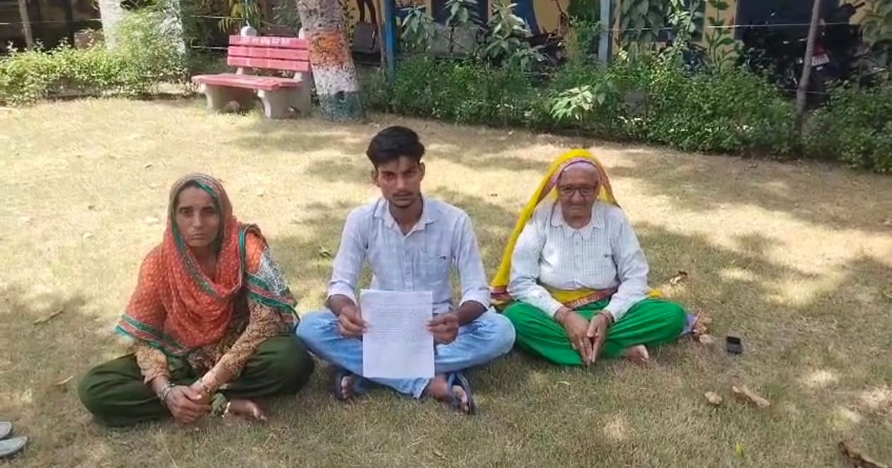 फोटो 3धरने पर बैठा परिवार।संवाद