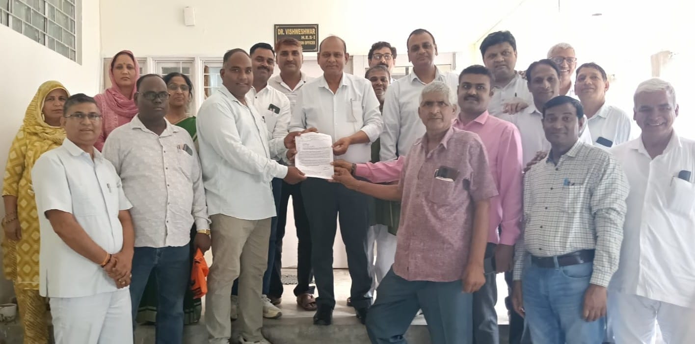 फोटो 5अपनी मांगों को लेकर ज्ञापन सौंपते हरियाणा एजुकेशन मिनिस्ट्रियल स्टाफ एसोसिएशन।स्रोत:प्र