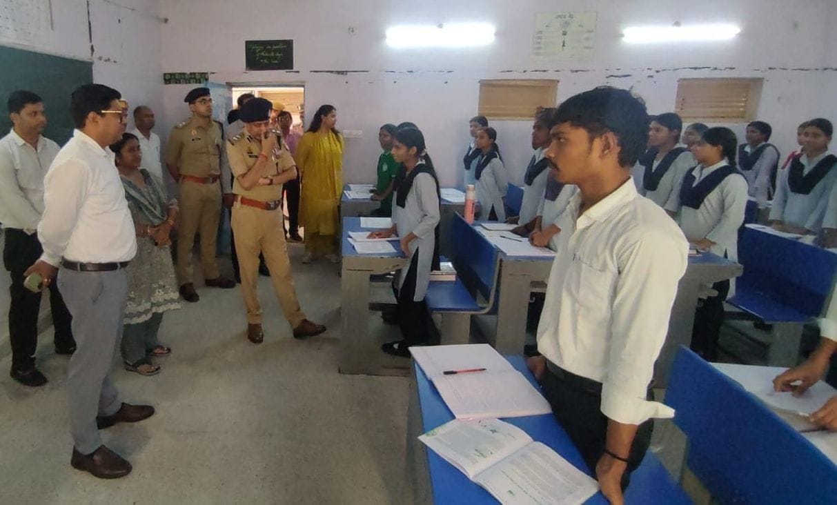 फोटो-5-जवाहर नवोदय विद्यालय में छात्र-छात्राओं से उनकी समस्याओं पर बात करते डीएम घनश्याम मीना व