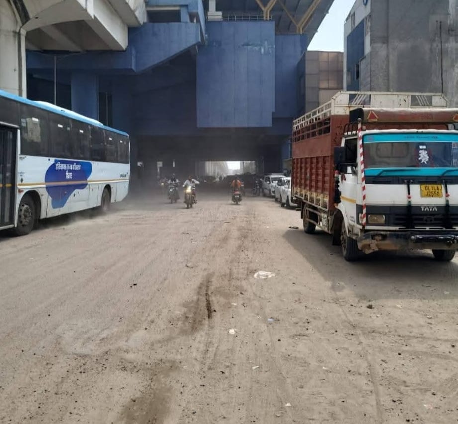 फोटो-51: जर्जर सड़क से गुजरते वाहन।
