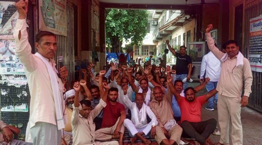 Situation worsens due to sanitation workers' strike; 600 tonnes of garbage piled up.