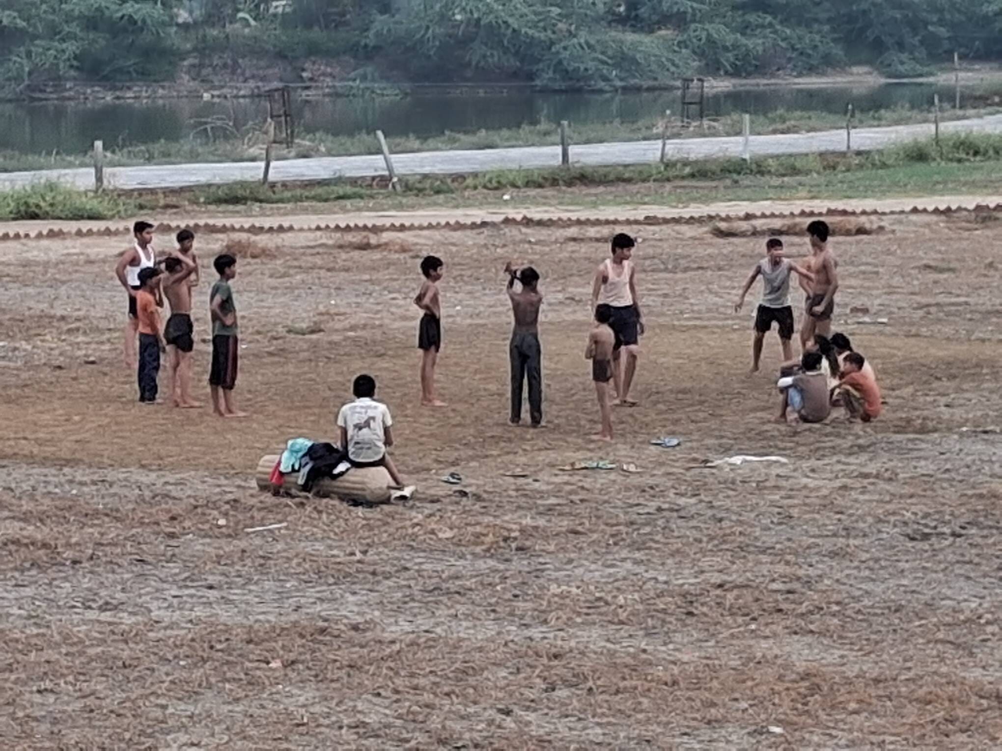फोटो कैप्शन  20 एसएफडी 2 गांव सिवाना माल के अखाड़े में अभ्यास करते हुए छोटे पहलवान। संवाद
