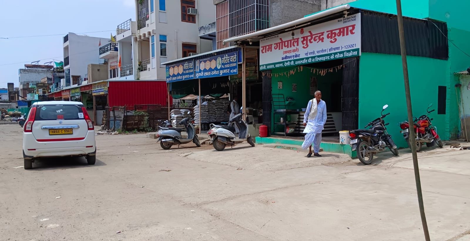 फोटो नंबर-16चीनी की आवक कम होने मंडी में सूनी पड़ी दुकानें। संवाद