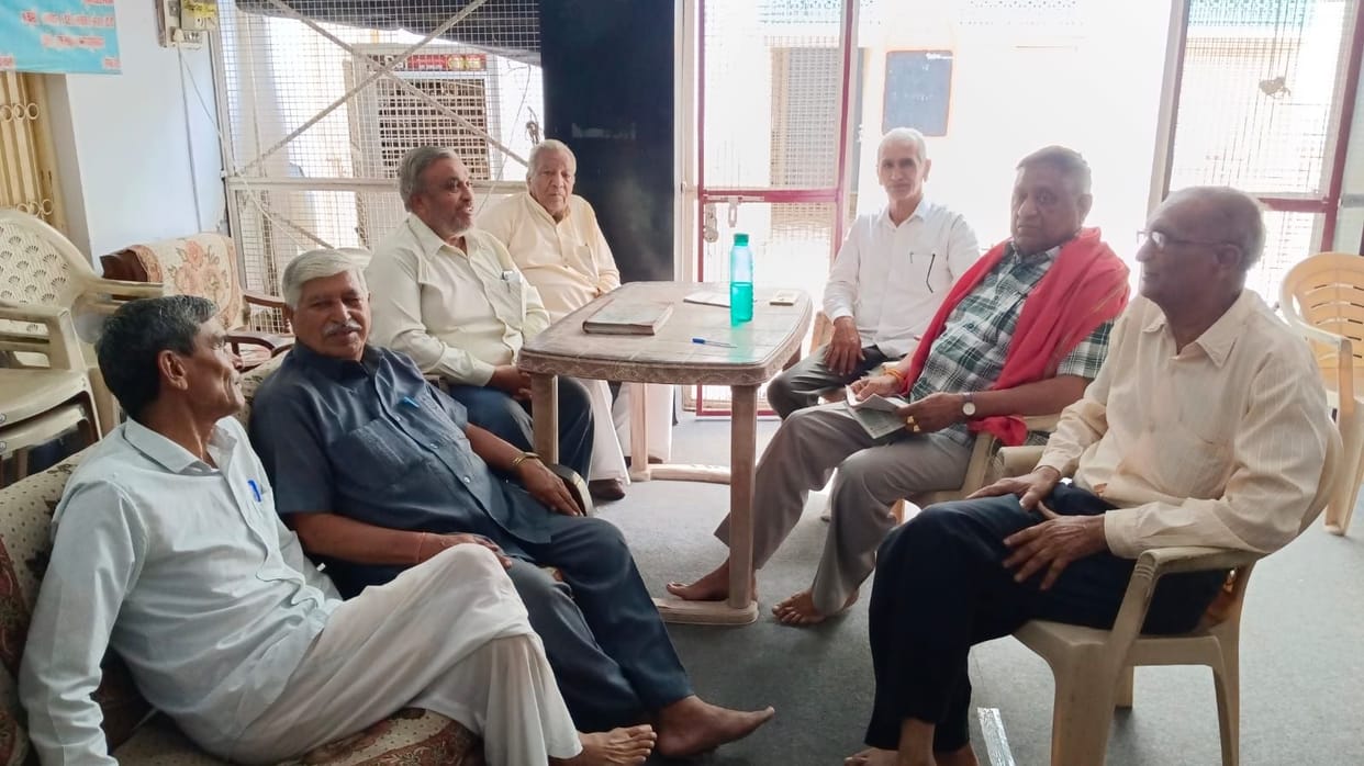 LeavinLeaving loneliness behind, the elderly are living life amidst companions.g loneliness behind, the elderly are living life amidst companions.