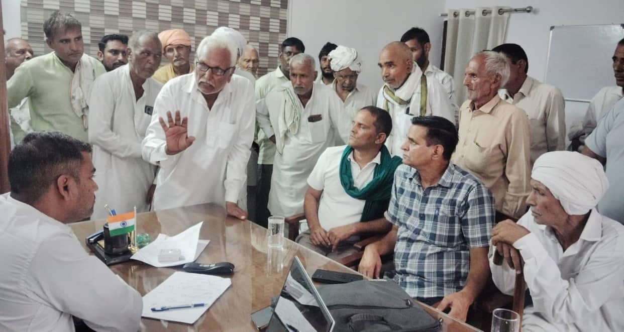 Water not reaching the tail-end; farmers reach XEN's office.