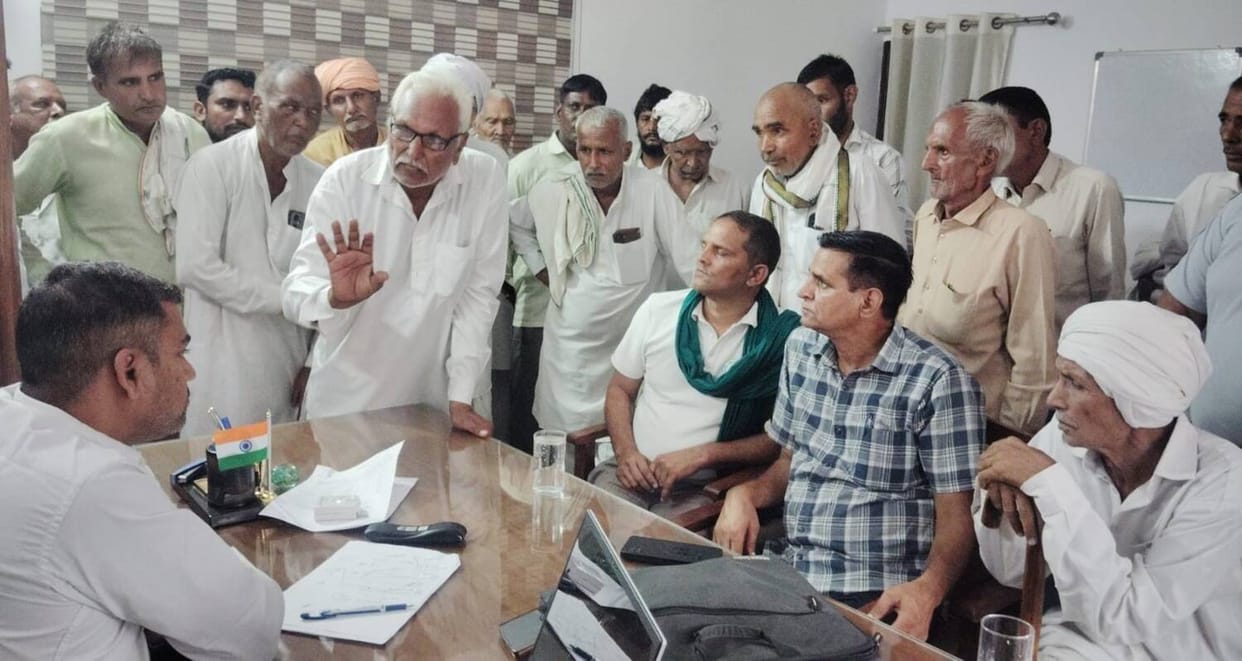 Water not reaching the tail-end; farmers reach XEN's office.