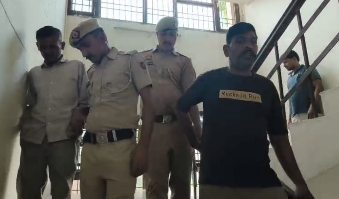 फोटो संख्या=76- चोरी के आरोपी को लेकर जाती पुलिस--स्रोत- पुलिस