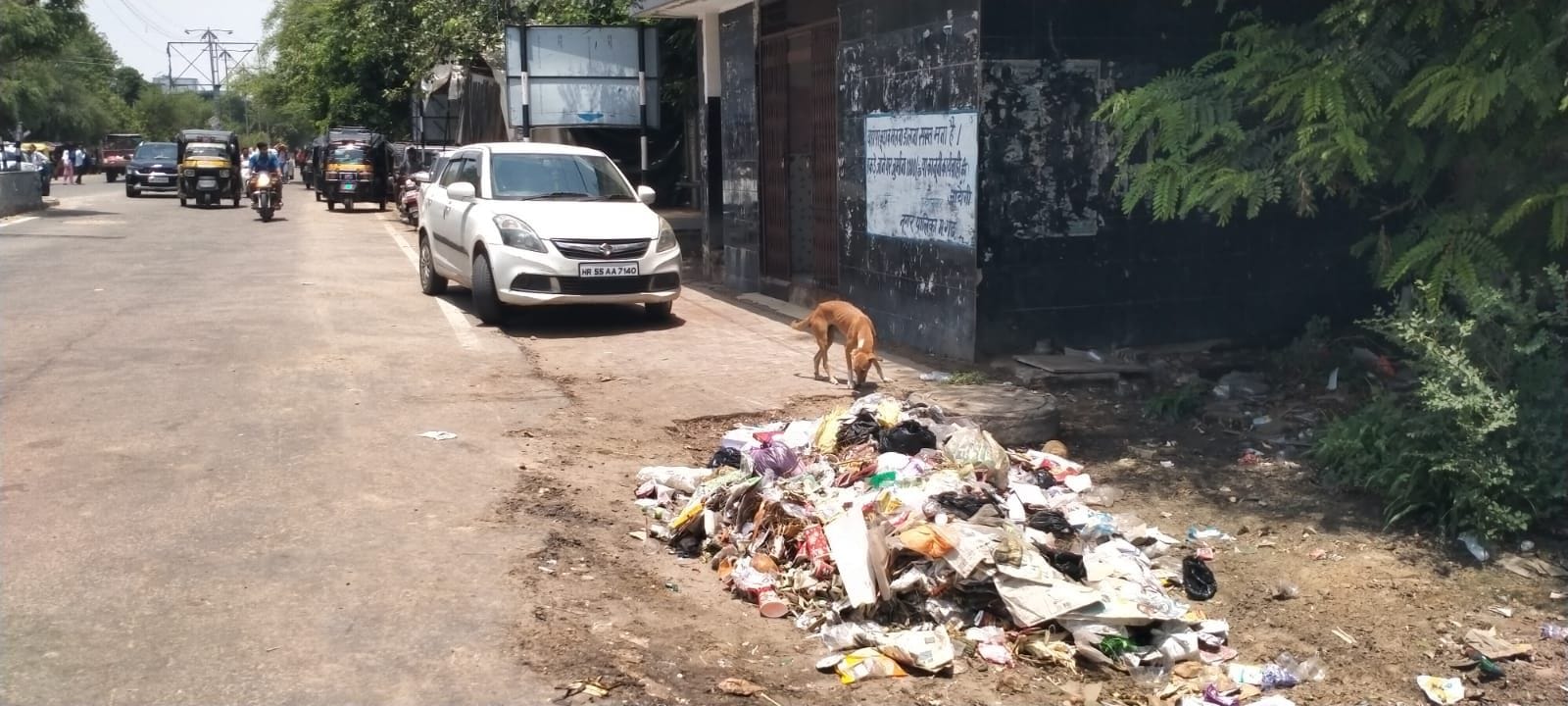 फोटो संख्या:80- आईटीआई रोड पर सार्वजनिक शौचालय के नजदीक लगा गंदगी का ढ़ेर--संवाद