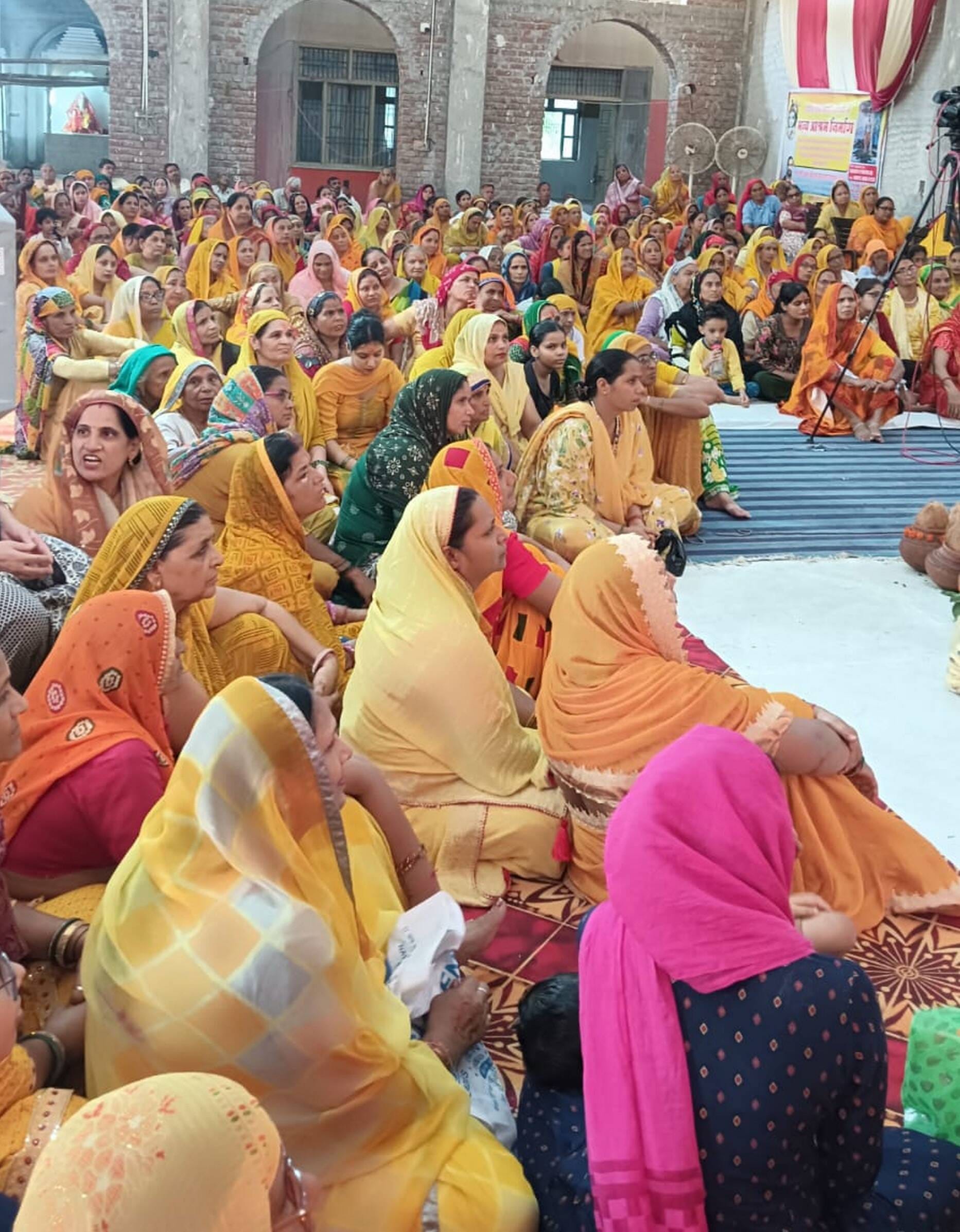 फोटो संख्या:82- मोदाश्रम शिव  मंदिर में आयोजित शिव  महापुराण कथा में कथा सुनती  महिला श्रद्धा