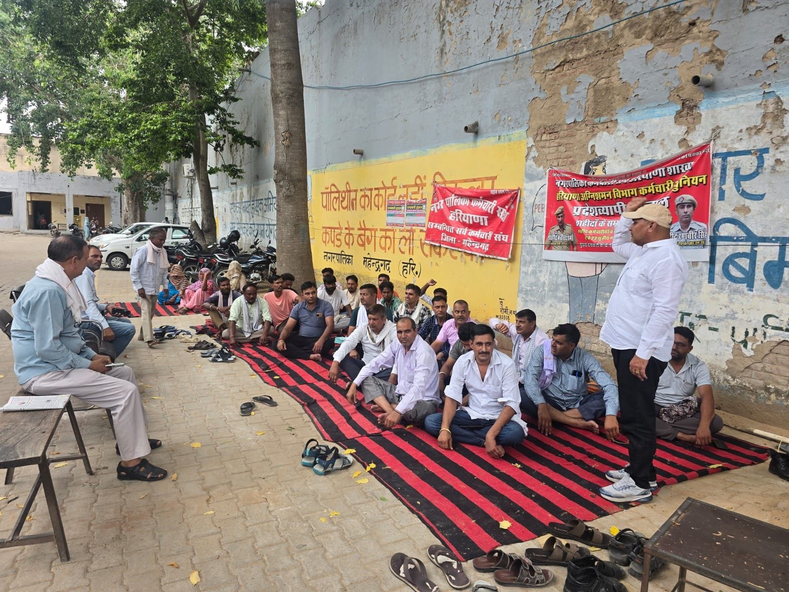 फोटो संख्या:83- नगर पालिका में धरने पर बैठे कर्मचारियों को संबोधित करते राज्य प्रधान राजेंद्र-