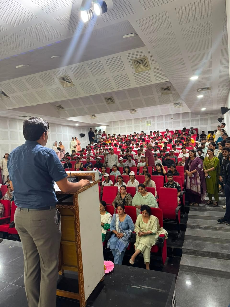 फोटो : : सोनीपत के सीआरए महाविद्यालय में आयोजित ओरिएंटेशन कार्यक्रम के दौरान नवप्रवेशित विद्यार