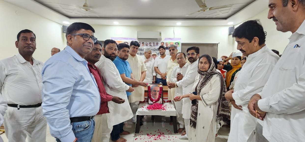 Congress leaders paid tribute on Rajiv Gandhi's