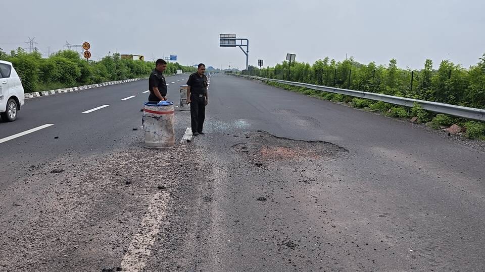 Potholes on the Agra-Lucknow Expressway are causing accident-related suffering.