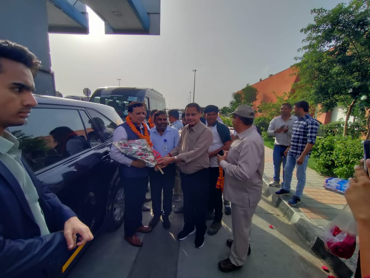 Japanese investor delegation welcomed on the Agra-Lucknow Expressway.