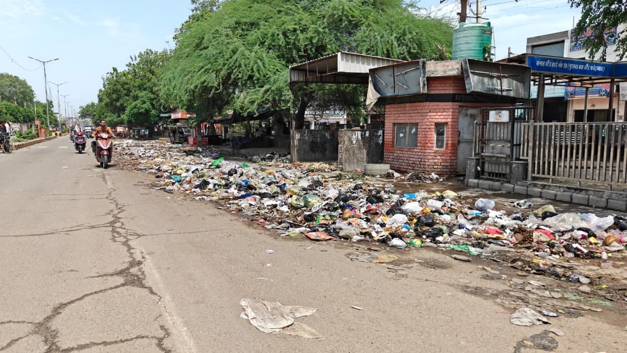 Garbage engulfs the city, foul odor adds to the woes; strike extended by another 3 days
